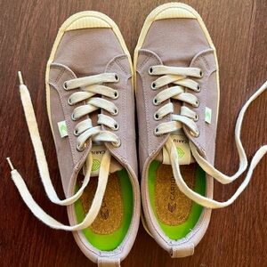 Cariuma OCA Low Gray Canvas Sneakers, Women's Sz 7.5